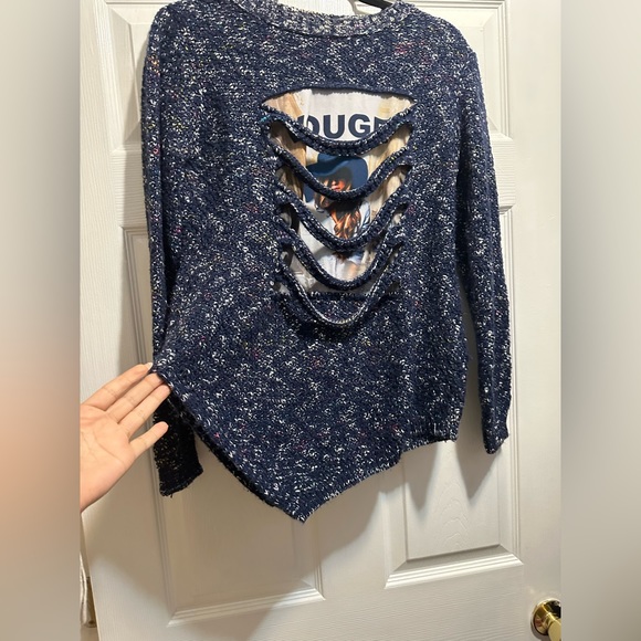 Sweater With Front Cutting - Picture 3 of 4